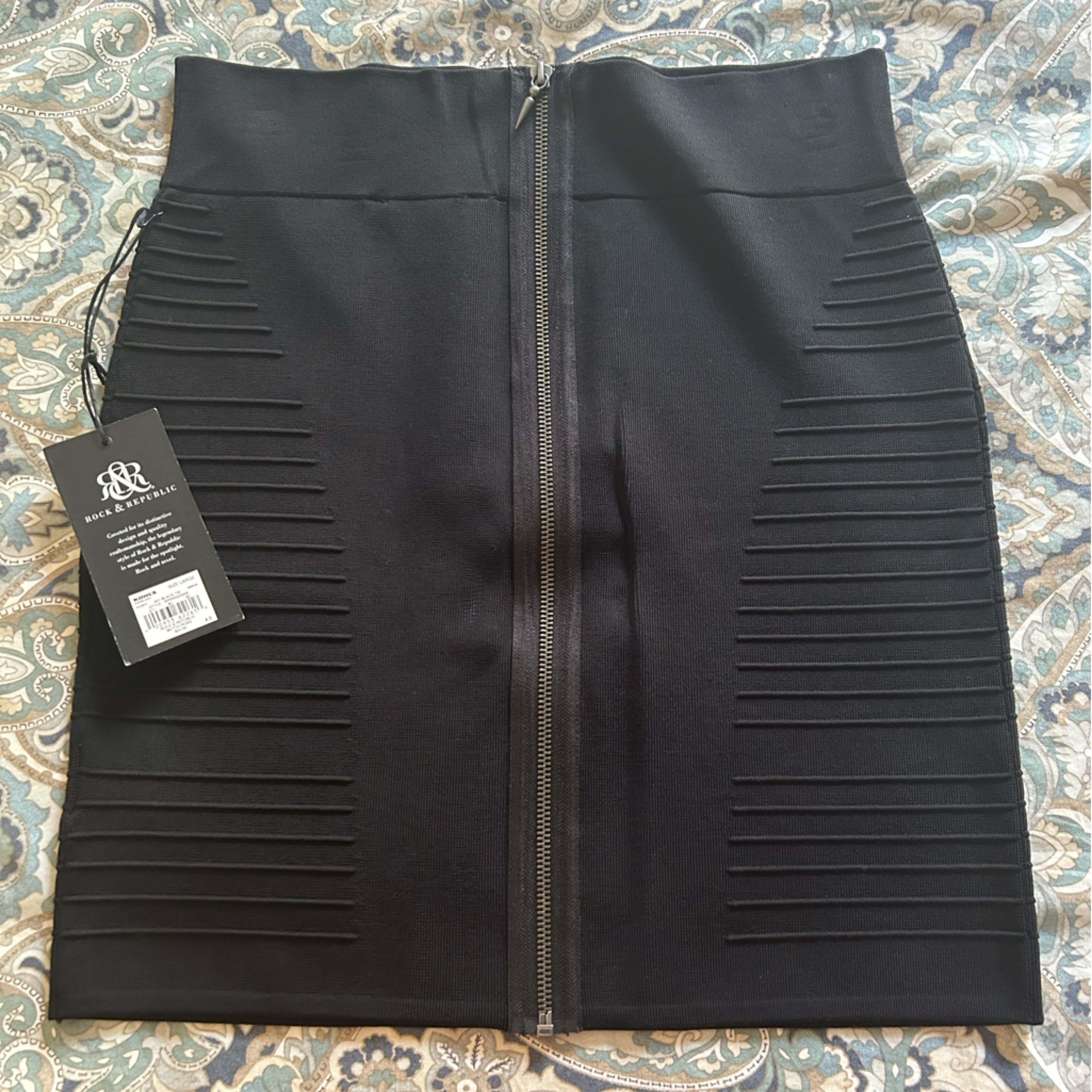 Nwt Black Mini Skirt With Back Zipper Detail Size Large